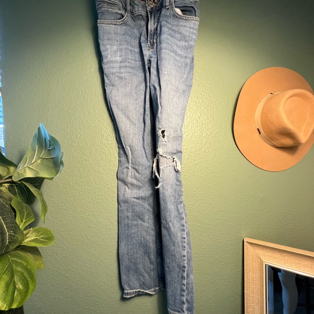 Free People flare bottom jeans rip in knee